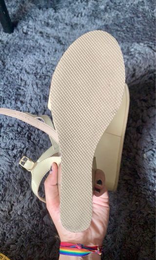 Sandalias de tacón beige nuevas