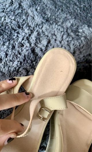 Sandalias de tacón beige nuevas