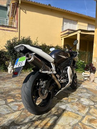Yamaha R6 Negra y Blanca 2006