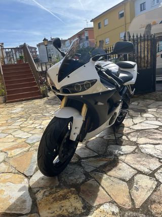 Yamaha R6 Negra y Blanca 2006