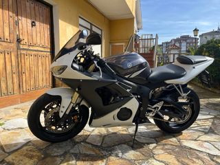Yamaha R6 Negra y Blanca 2006