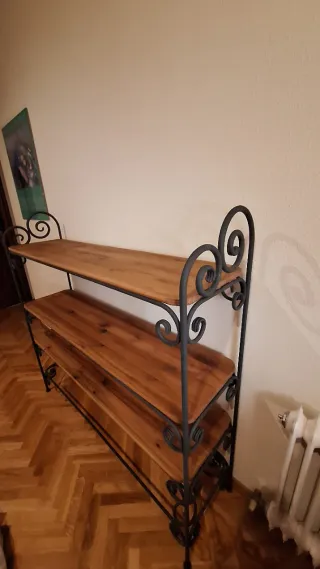 Scaffale in ferro battuto e legno
