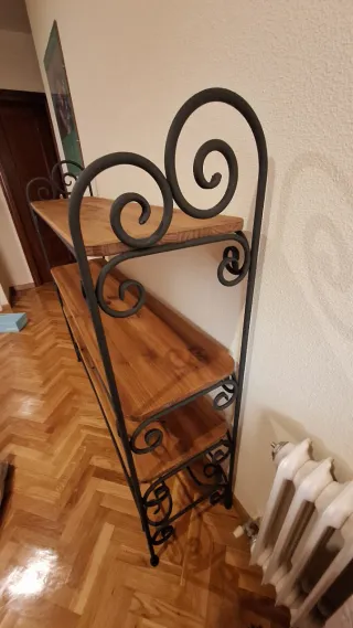 Scaffale in ferro battuto e legno