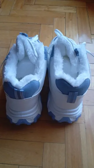Zapatillas deportivas blancas y azules
