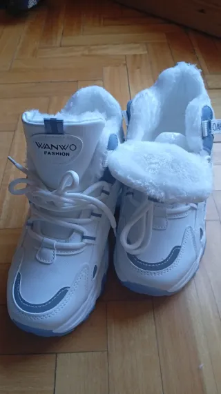 Zapatillas deportivas blancas y azules