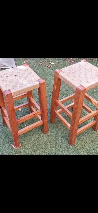 Dos banquetas de madera y cuerda