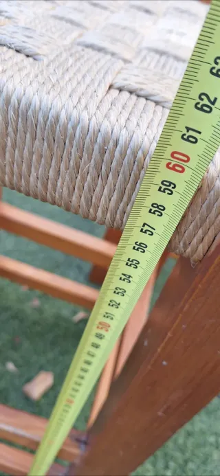 Dos banquetas de madera y cuerda