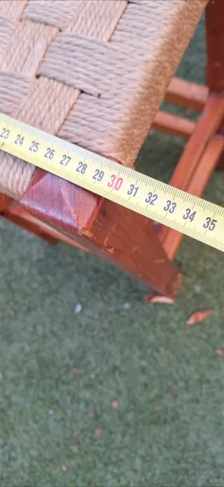Dos banquetas de madera y cuerda