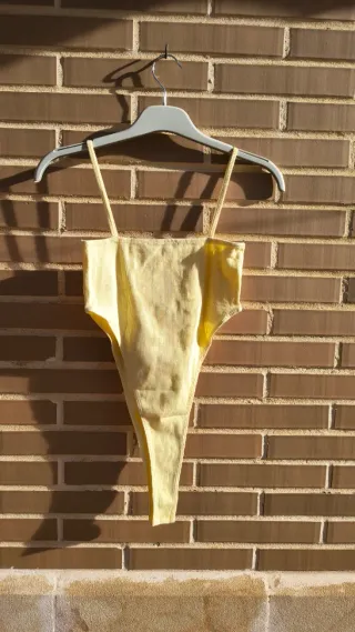 Body amarillo