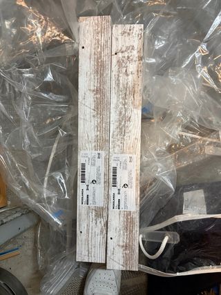 Estanterías de madera y plástico