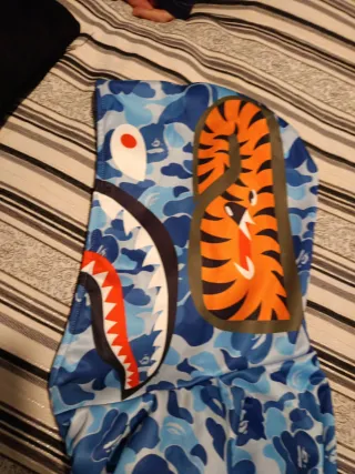 Chaqueta BAPE con capucha de tiburón