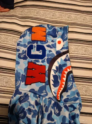 Chaqueta BAPE con capucha de tiburón