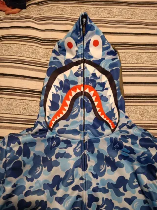 Chaqueta BAPE con capucha de tiburón