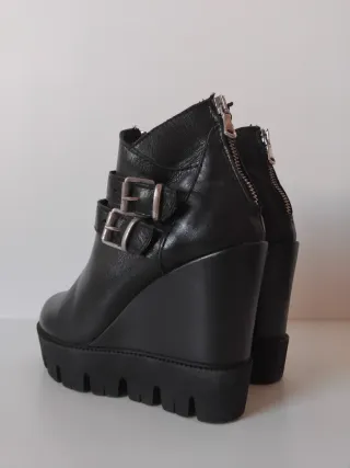 Stivaletti Corey Allen pelle nera con zeppa