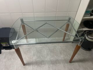 Mesa cristal y acero diseño moderno.
