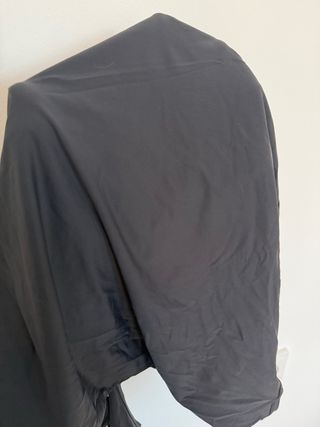 Camiseta deportiva negra con logo