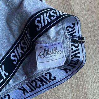 Top deportivo SikSilk gris