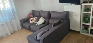 Sofá de tela marron grisaceo en forma de L