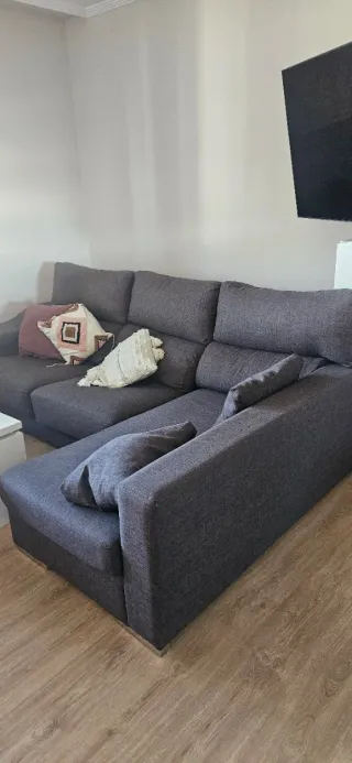 Sofá de tela marron grisaceo en forma de L