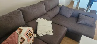 Sofá de tela marron grisaceo en forma de L