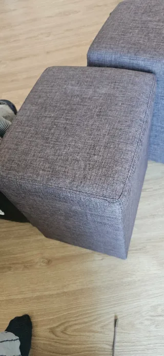 Sofá de tela marron grisaceo en forma de L