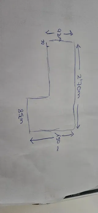 Sofá de tela marron grisaceo en forma de L