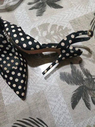 Zapatos de tacón lunares negros y blancos