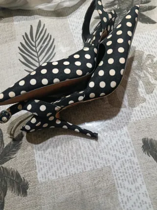 Zapatos de tacón lunares negros y blancos