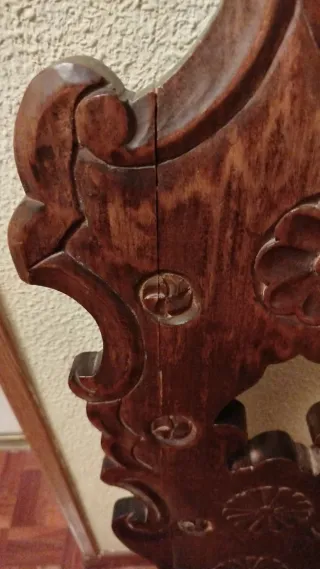 Silla rústica madera noble tallada