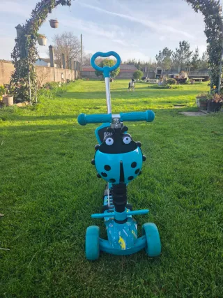 Patinete infantil azul con diseño de mariquita