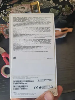 Caja iPhone 11 con accesorios