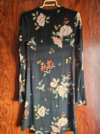 Vestido floral Stradivarius negro