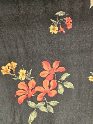 Vestido floral Stradivarius negro