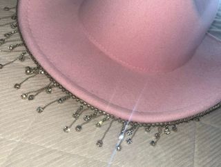 Sombrero vaquero rosa con adornos plateados