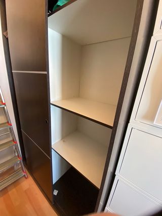 Guardaroba marrone e bianco con porte scorrevoli