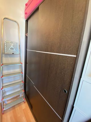 Guardaroba marrone e bianco con porte scorrevoli