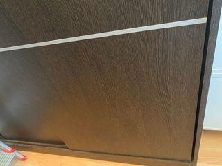 Guardaroba marrone e bianco con porte scorrevoli