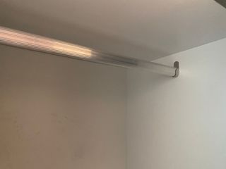 Guardaroba marrone e bianco con porte scorrevoli