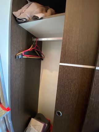 Guardaroba marrone e bianco con porte scorrevoli