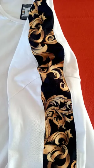 Camiseta SikSilk Blanca y Dorada