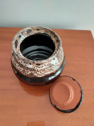 Recipiente de barro con tapa