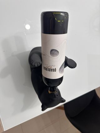 Supporto per bottiglia di vino in forma di orso nero