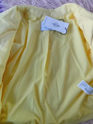 Blusa corta Stradivarius amarilla Talla S