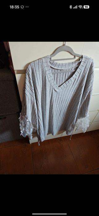 Jersey gris de canalé con detalles