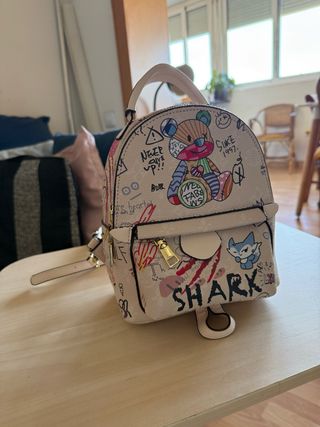 Mochila pequeña con diseño de oso y tiburón