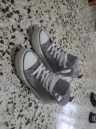 Zapatillas grises y blancas