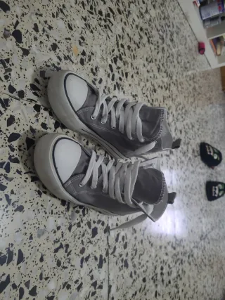 Zapatillas grises y blancas