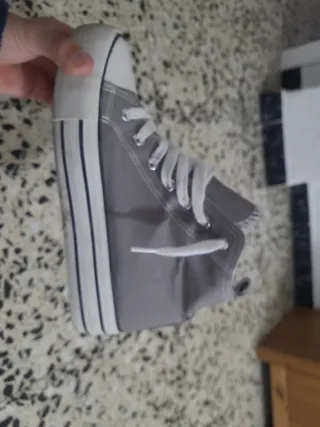 Zapatillas grises y blancas