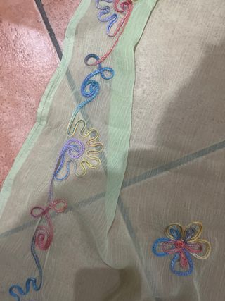 Tovaglia raffinata con ricami floreali