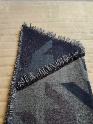 Bufanda larga asimétrica azul y gris